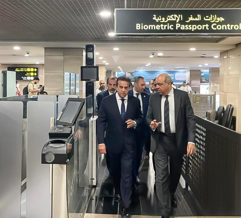 وزيرا الصحة والطيران المدني في مصر يتفقدان وحدات الحجر الصحي وأجهزة إنعاش القلب بمطار القاهرة