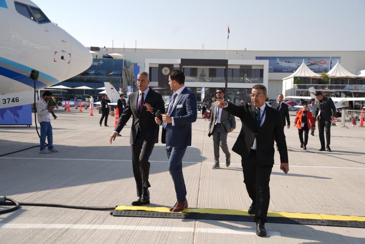 جولة تفقدية داخل طائرة Boeing 777X خ في معرض دبي للطيران 2025