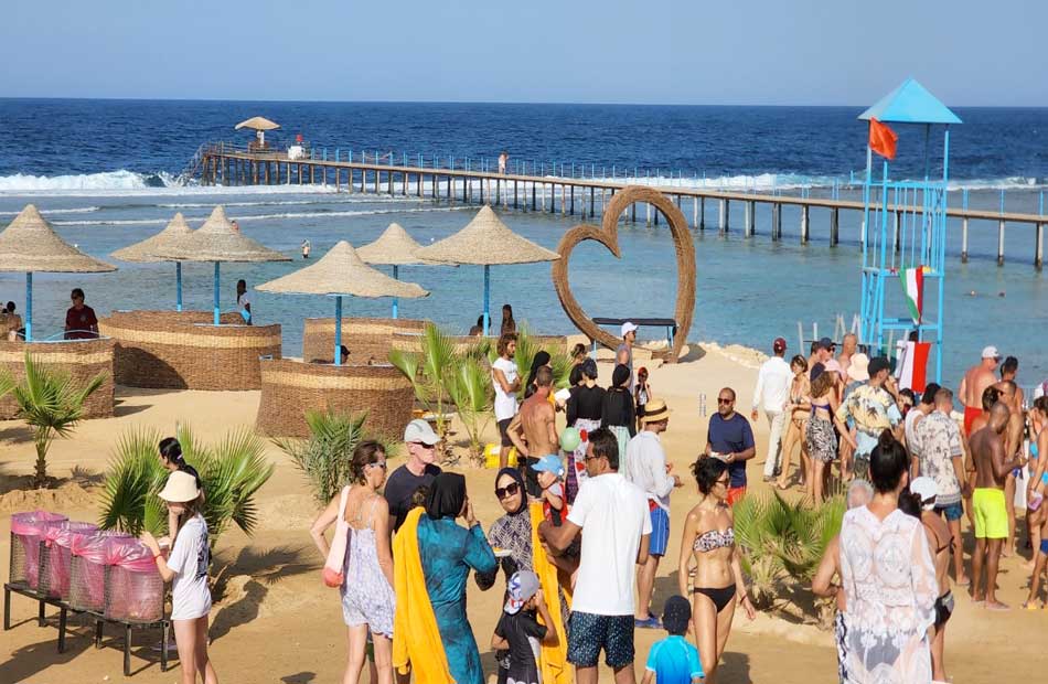 مرسى علم تستقبل آلاف السائحين عبر 26 رحلة طيران دولية اليوم